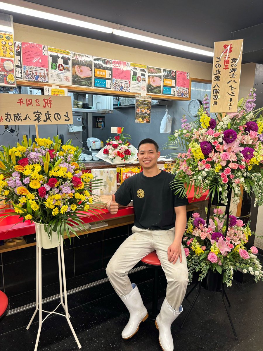 jikidentonomaru's tweet photo. おはようございます🙇‍♀️
昨日24歳の誕生日チュオン副店長⭐️😄
本日出勤で奥さんと楽しい思い出作ってきたよぉ〜とルンルンです(๑>◡<๑)
㊗️そんな誕生日を祝い㊗️
SNSサービス『チャーシュー2枚』👍

⭕️リポストイベント黒烏龍茶⭕️
合言葉リポスト＆画面提示

全てのイベント併用可‼️
#との丸家
#黒烏龍茶 https://t.co/bUc7vCi7FQ