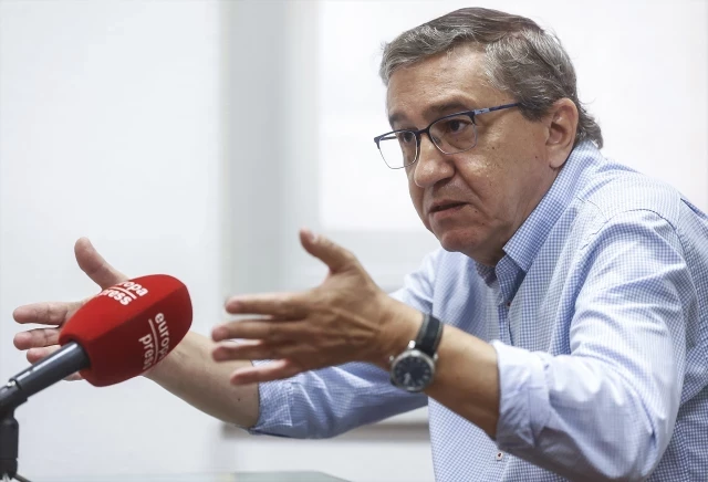 SorteoViral2018's tweet photo. El PP tira balones fuera y tilda de "boicot" la avería del ascensor escolar que obliga a una madre a subir a su hijo a cuestas https://t.co/JrfodIOAg8 https://t.co/t5RvfjsHfC