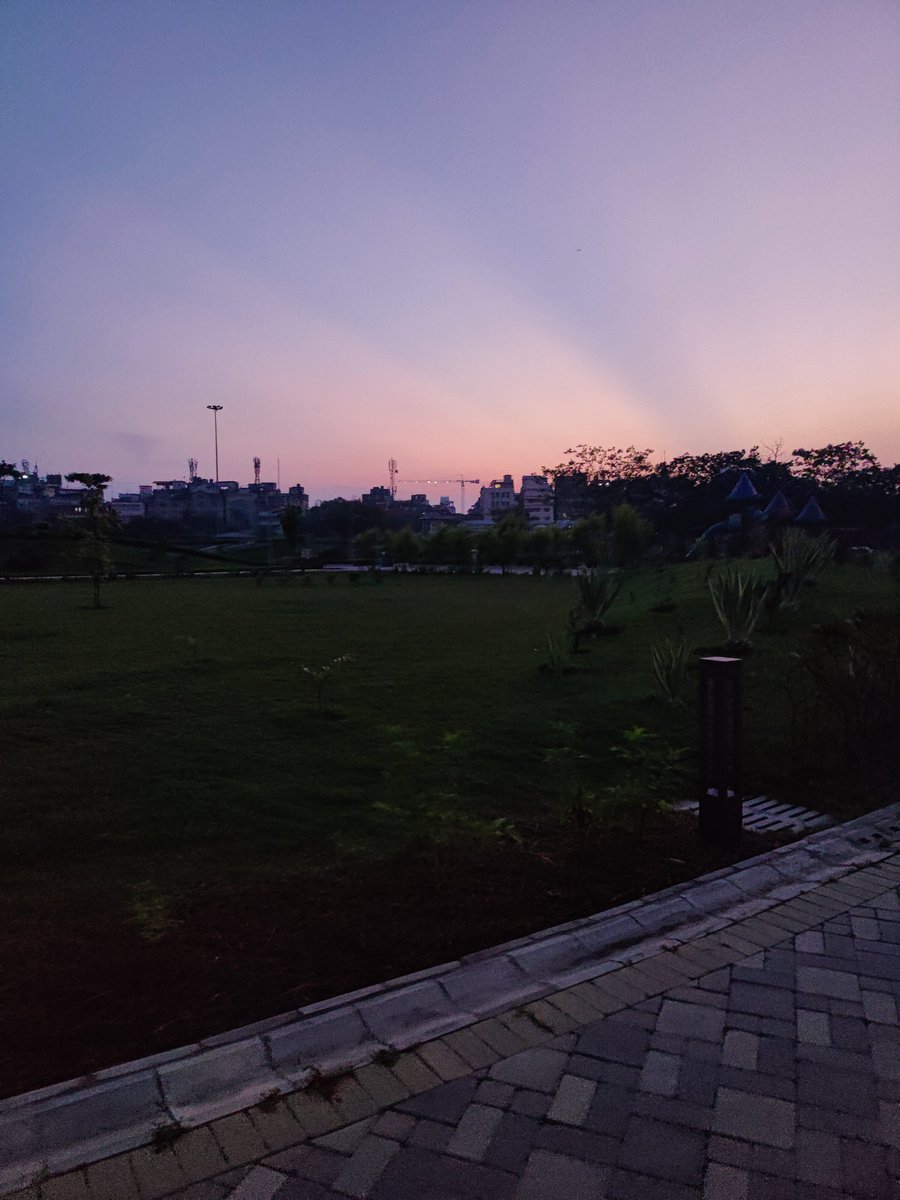 Priyalpoddar1's tweet photo. Good morning #5amclub #moonpicture #4.48am https://t.co/3ihzqf50ZG