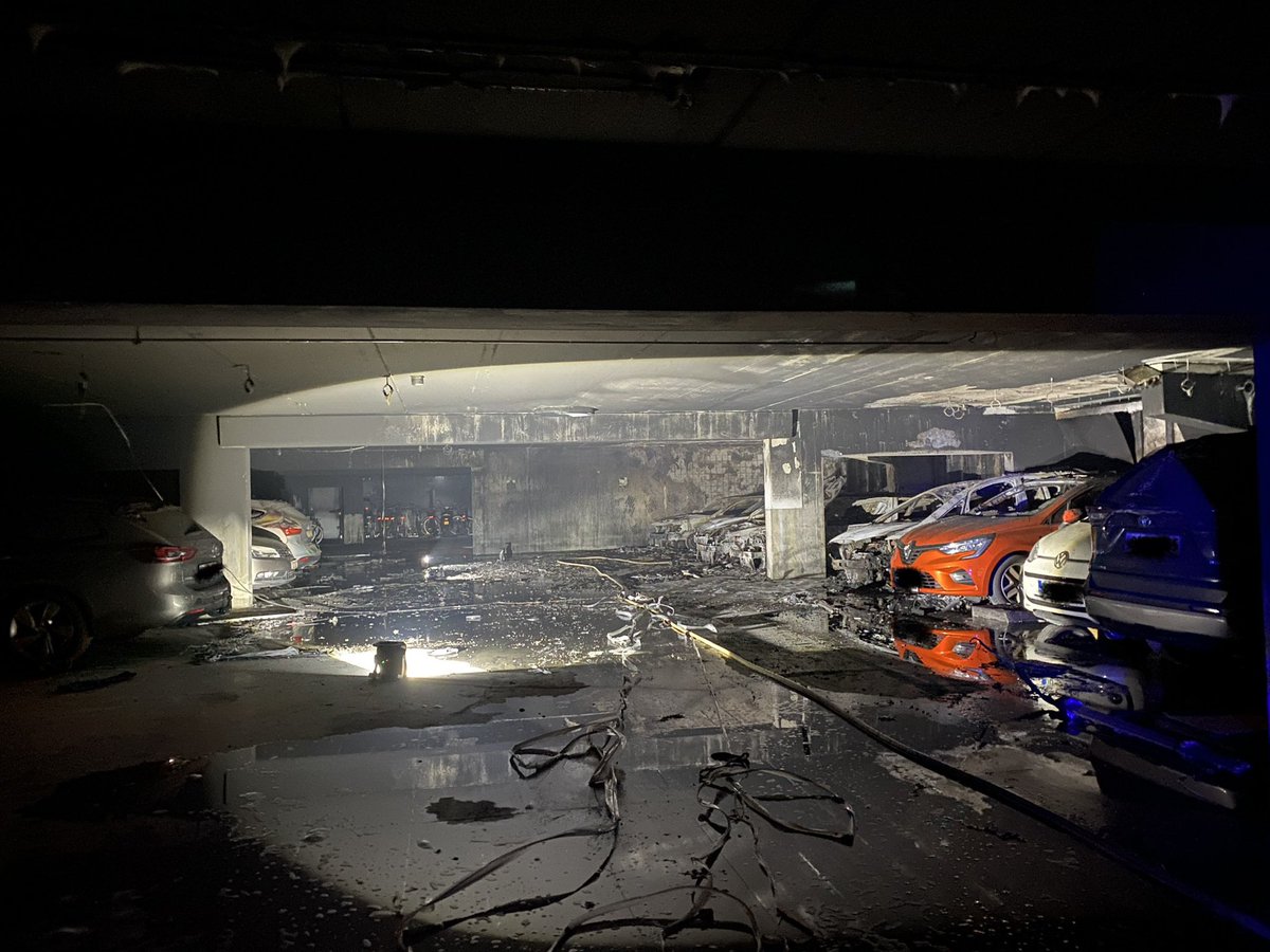 Beredskab Øst (@beredskaboest) on Twitter photo Beredskab Øst er fortsat tilstede efter meget voldsom og alvorlig brand i parkeringsanlæg ifbm. beboelse i Ballerup ved midnat.
Meget omfattende og risikofyldt indsats og ganske stor skade.
Indsats fra enheder fra station Ballerup, Gladsaxe og Lyngby med ass. fra <a href="/HBeredskab/">Hovedstadens Beredskab</a>. Beredskab Øst er fortsat tilstede efter meget voldsom og alvorlig brand i parkeringsanlæg ifbm. beboelse i Ballerup ved midnat.
Meget omfattende og risikofyldt indsats og ganske stor skade.
Indsats fra enheder fra station Ballerup, Gladsaxe og Lyngby med ass. fra <a href="/HBeredskab/">Hovedstadens Beredskab</a>.
