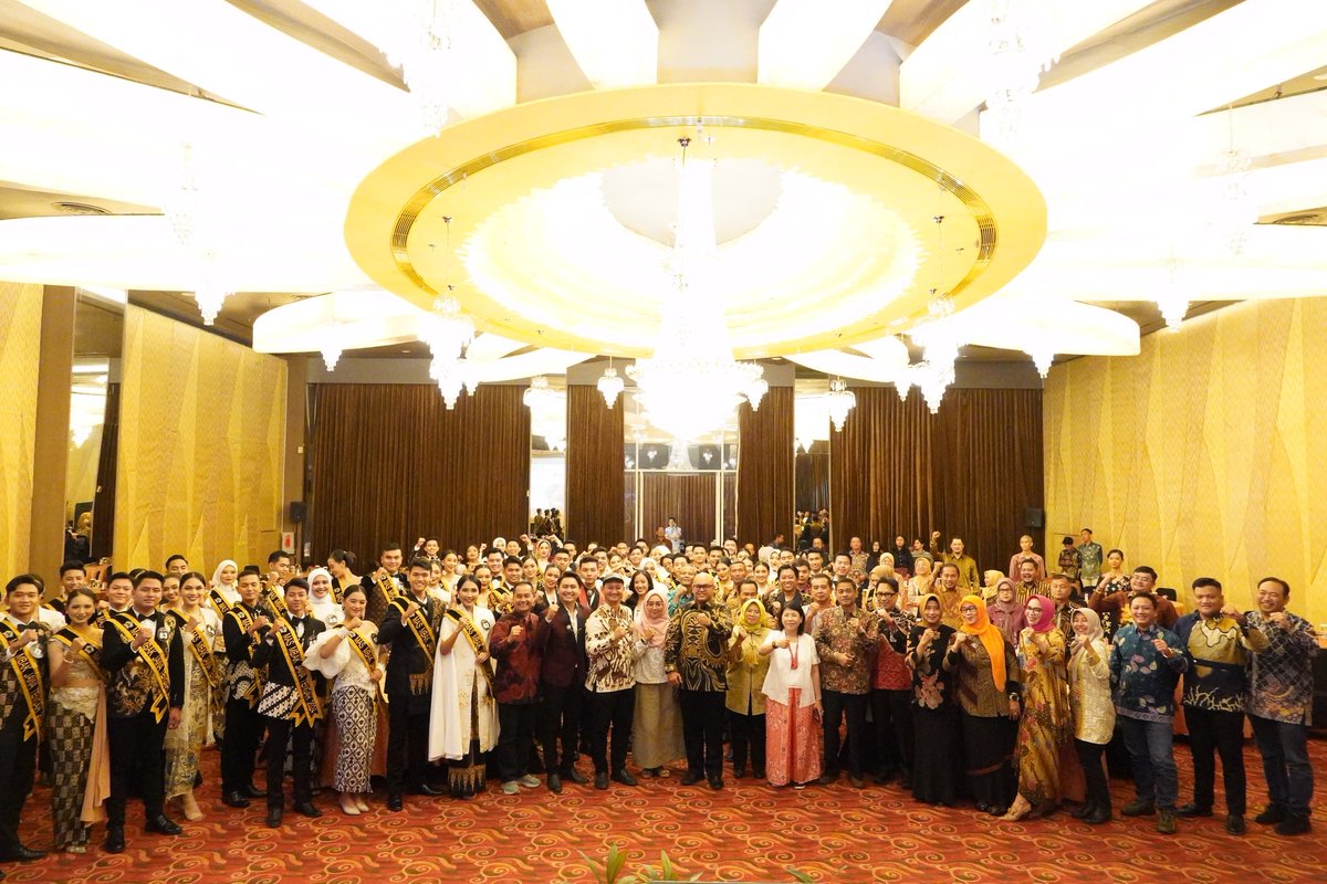 <a href="/PjNanaSudjana/">Nana Sudjana</a> <a href="/AgungHariyadi70/">agung har</a> <a href="/VisitJawaTengah/">Visit Jawa Tengah</a> <a href="/Jateng_Twit/">Info Jateng</a> <a href="/masmbakjateng/">masmbakjateng</a> <a href="/masmbak_jateng/">masmbakjateng</a> <a href="/MasMbakKotaPkl/">Mas&Mbak Pekalongan</a> <a href="/masmbakGRB/">Duta Wisata Grobogan</a> <a href="/MASMBAKKabSMG/">Duta Wisata Kab SMG</a> <a href="/masmbakkebumen/">masdanmbakkebumen</a> Sempat Vakum Pemilihan Mas dan Mbak Jawa Tengah Kembali Digelar
#RoadToMMJ2024
#MasMbakJateng2024
#JelajahJatengSekarang
jatengnews.id/2024/09/20/sem…
