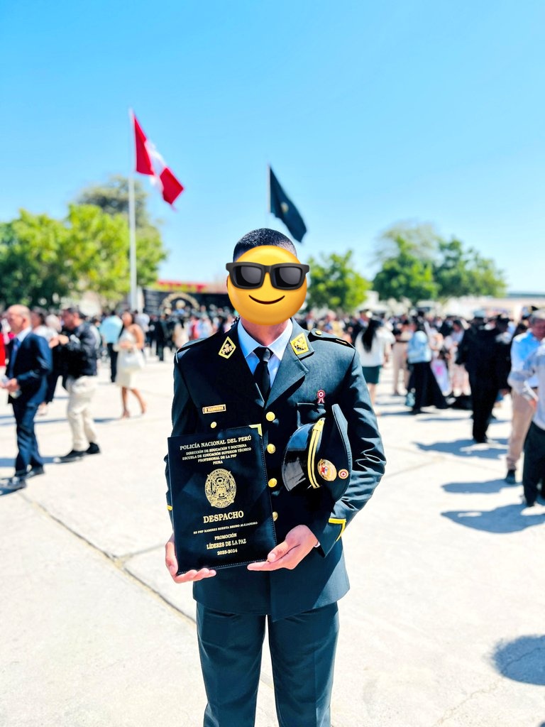Olvide mencionarlo pero hace un mes me gradué de la Escuela de Educación Superior Técnico Profesional Policía Nacional del Perú. 🤍