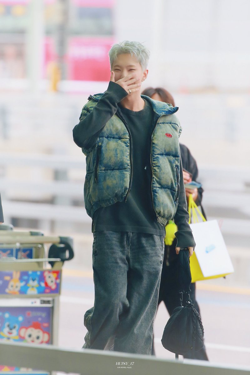 moon0com's tweet photo. 240920 호시 

ㅋㅋㅋㅋ출국 영상보는데 기자님들 대화ㅋㅋㅋㅋ🐯

💁‍♂️요즘 어린이들이 호시를 그렇게 좋아한대요
🙋‍♀️저도 좋아해요 너무 잘해주셔서
💁‍♂️우리애 동네오빠들이 남자애들이 좋아했나 폰보면 다 프로필이 호시야 🙋‍♀️어?진짜요?그정도로요?
💁‍♂️세븐틴에 빠졌어
🙋‍♀️전 고잉세븐틴 팬이에요 https://t.co/KY4RJOluug