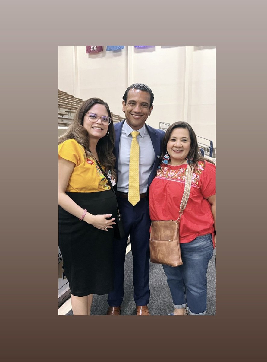 Betsy Hernández-Donahue (@betsyher17) on Twitter photo Que honor poder conocer al <a href="/DrZelayaSpeaks/">Dr. Jose Luis Zelaya</a> durante el Instituto de Padres. Sus palabras me hacen recordar todas mis raices.
Resumiendo en la foto: tres Aggies, tres educadores, tres primera generación y tres inmigrantes.
¿Quién dijo que no se puede?
<a href="/BriseidaCastro3/">Briseida Castro</a> Que honor poder conocer al <a href="/DrZelayaSpeaks/">Dr. Jose Luis Zelaya</a> durante el Instituto de Padres. Sus palabras me hacen recordar todas mis raices.
Resumiendo en la foto: tres Aggies, tres educadores, tres primera generación y tres inmigrantes.
¿Quién dijo que no se puede?
<a href="/BriseidaCastro3/">Briseida Castro</a>