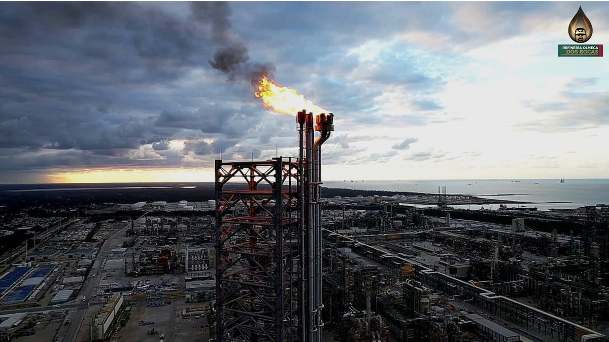 La Refinería Olmeca de Dos Bocas contribuye a alcanzar la autosuficiencia energética de México. Observamos la torre de desfogue o quemador elevado que cumple con la función de dar salida de forma segura a los gases generados a lo largo del proceso de refinación y al fondo el área