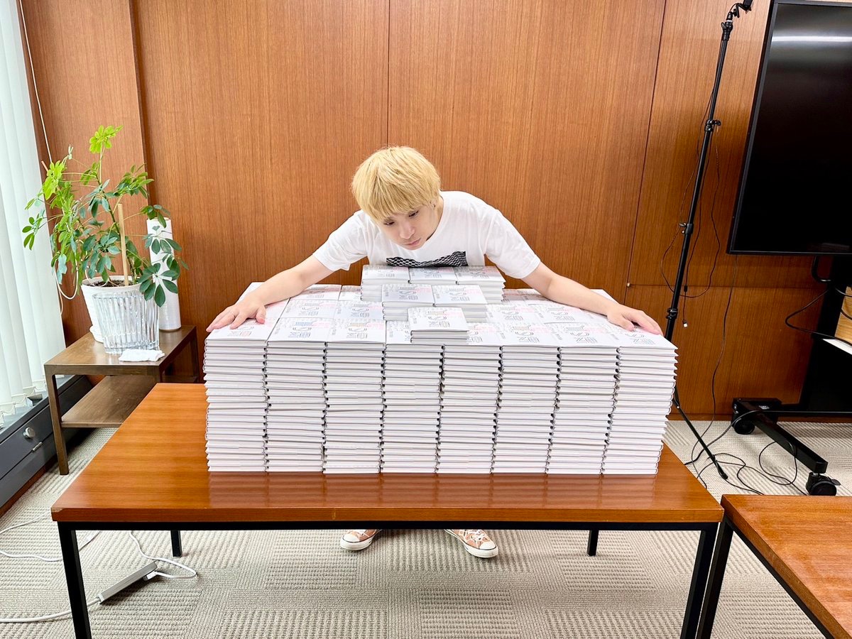 ozaki_diary's tweet photo. 尾崎世界観「転の声」のサイン本を作りました！
対象書店にて随時発売されます。
※詳細は各書店のSNS等でご確認ください。 https://t.co/Y3RlpFVKia