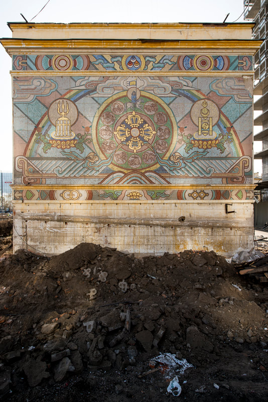 Энийг барих гэж нураасан барилга нь "Яамны 3 давхар" нэртэй УБ хотын "анхны" орон сууцны барилга байсан.

Хажуу хананд нь ардчилсан хувьсгалыг тэмдэглэсэн "Цагаан морин жилийн гараа" нэртэй мозайк бүтээл байдаг байсан. Ардчиллын 30 жилийн ойгоор нь нураасан даа пизданууд.