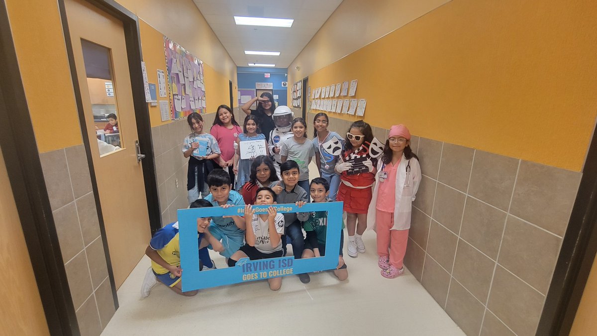 MrsWalkerA's tweet photo. Our future doctors, teachers, artists, astronauts, vets, firefighters, police officers, chefs, athletes...  #IrvingGoestoCollege#Irvingisd https://t.co/IjQpfOm5iw