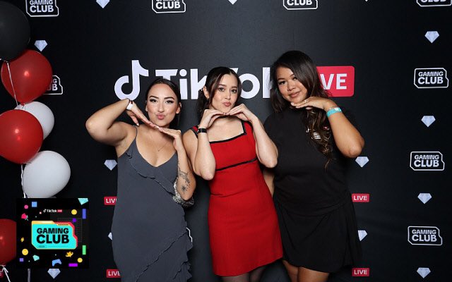 MellinaKong's tweet photo. The Gamer Lounge by @tiktoklive_US Gaming Club was a success. Thank you to all our creators who came out ❤️ I love my team 🖤🎈

Join our gaming club today and get access to TikTok LIVE Studio ➡️ https://t.co/JRpXuvE1In https://t.co/DDLqgSja0l