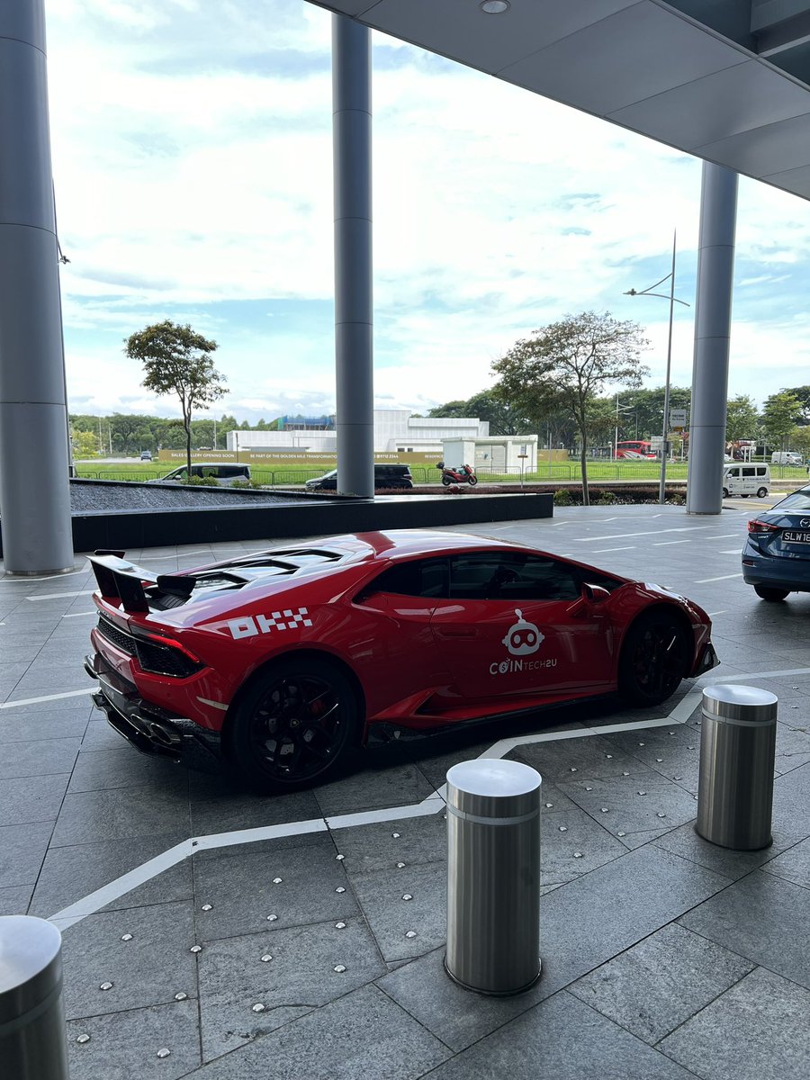 0xScottlai's tweet image. 謝謝九妹 @Cryptosis9_OKX 招待我們
一直有在 IG 互追但終於可以見面了
人超友善超溫柔,而且對媒體社群照顧周到😋 大家真的說的沒錯😂😂😂
OKX新加坡辦公室跟去年沒有特別不同
可惜的是因為今年 F1 比賽周六才開始
所以拉花都蓋住不能看🏁
最後還在大樓下面看到 @okxchinese @CoinTech2u 合作專車…