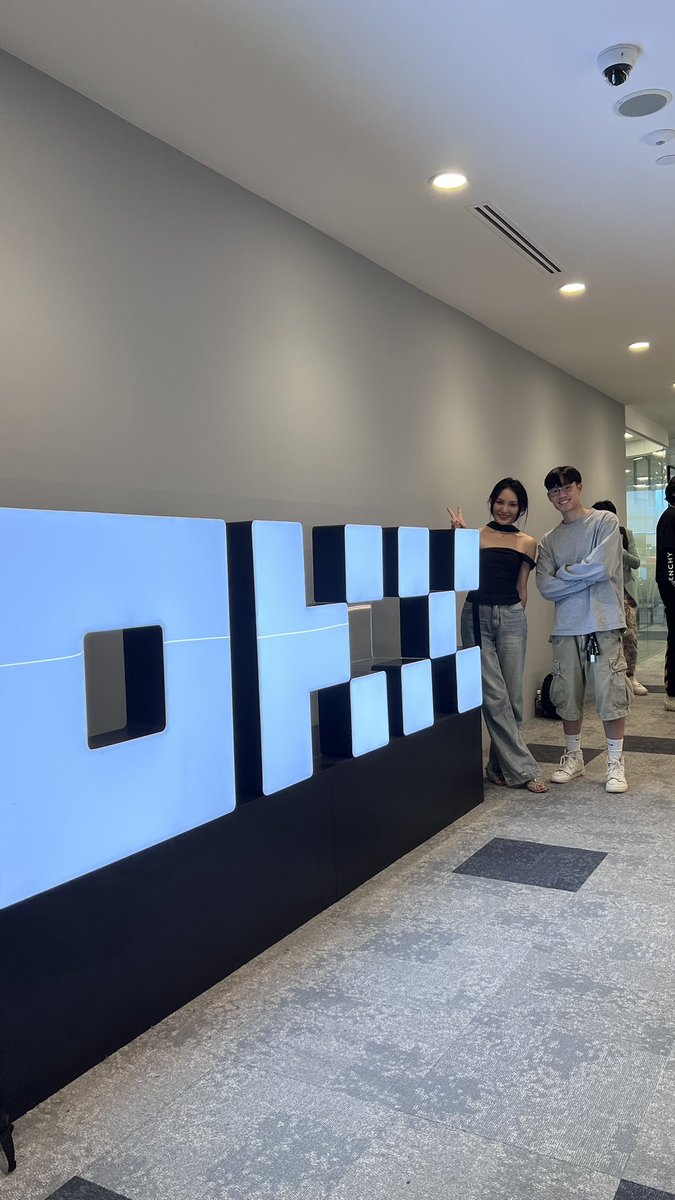 0xScottlai's tweet image. 謝謝九妹 @Cryptosis9_OKX 招待我們
一直有在 IG 互追但終於可以見面了
人超友善超溫柔,而且對媒體社群照顧周到😋 大家真的說的沒錯😂😂😂
OKX新加坡辦公室跟去年沒有特別不同
可惜的是因為今年 F1 比賽周六才開始
所以拉花都蓋住不能看🏁
最後還在大樓下面看到 @okxchinese @CoinTech2u 合作專車…