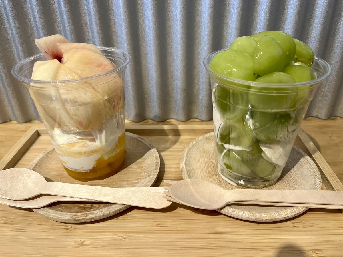KiyoKnox's tweet photo. 食後のデザートはDOUBLE FLATで桃ソフトとシャインマスカットソフト！
どっちを食べようかな〜

#DoubleFlat https://t.co/NGoXpKi4eQ