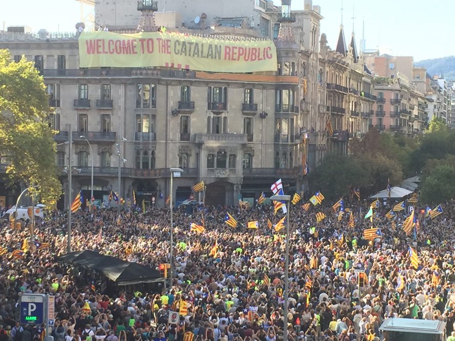 ⬛️⬜️Avui fa 7 anys que la policia espanyola va entrar a Economia i ho va intentar a la seu de la <a href="/cupnacional/">CUP Països Catalans</a> .

Volien intimidar-nos abans de l'1-O i vam defensar-nos omplint els carrers.

Van empresonar <a href="/jordisanchezp/">Jordi Sànchez</a>  i <a href="/jcuixart/">Jordi Cuixart</a> perquè no suporten que el poble no s'arronsi.
