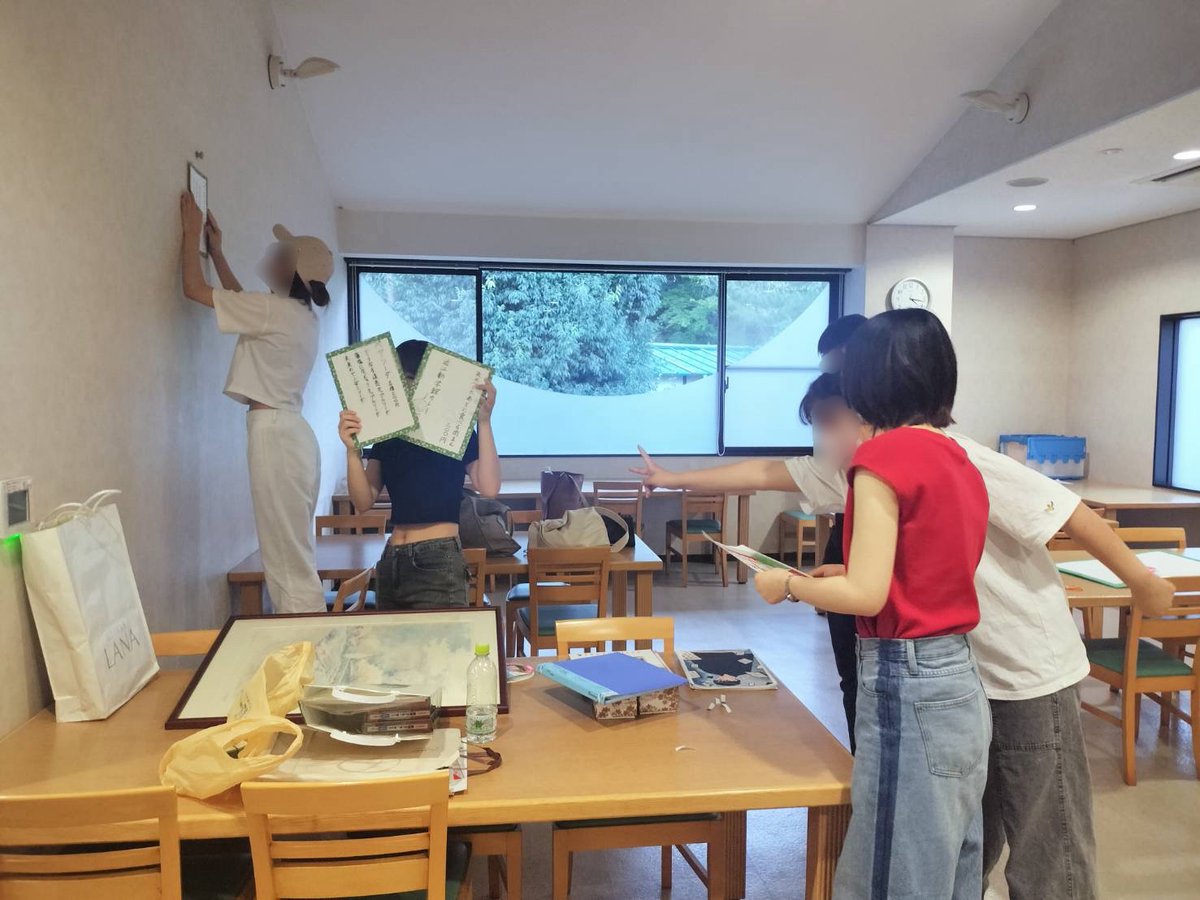 karakure_2024's tweet image. いよいよ本番前日になりました！

皆さん、明日に向けて一生懸命作業をしている様子です💪

それでは当日、皆様とお会いできるのを楽しみにしています！👋👋

また明日！！

#カフェからくれない
#京都文教大学
#kbu
#近江勧学館