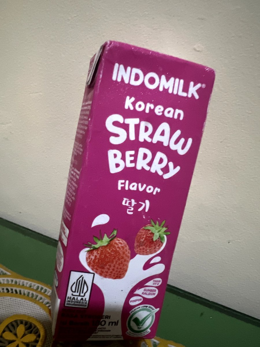 HulizaHu's tweet photo. @officialkvibes @indomilkyourway Kalo lagi nonton drakor enaknya minuman yang nuansanya korea. Aku pilih susu Indomilk Korean Strawberry🥰. Aku suka karna rasa strawberry yang seger dan manis, bikin santaiku jadi lebih nikmat. Pencinta strawberry wajib coba nihh🌟🙌 #ngertikanrasanya #indomilkrighthere https://t.co/uEVvKK8SHW