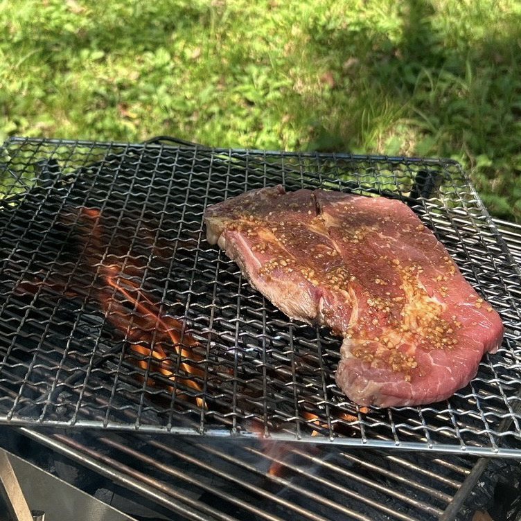 naganotsushin's tweet photo. .
『八幡屋礒五郎』の『七味バーベキューソルト』
.
BBQでステーキ肉にかけて食べたら…
.
最っ高なおいしさ！ヘビロテ決定。笑
.
#八幡屋礒五郎
#七味バーベキューソルト
#戸隠キャンプ場
#長野市 #ナガ子 https://t.co/Yl28fitRv9 https://t.co/ohpobnHf78