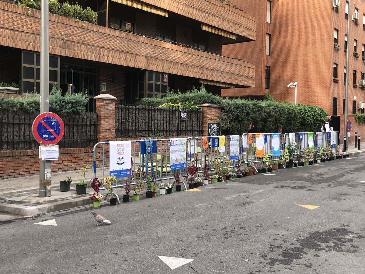 Javier del Monte (@javier_delmonte) on Twitter photo ¡Sorpresa en torno al cole <a href="/ZuloagaCp/">CP Ignacio Zuloaga</a> !
“Somos peatones. La acera es nuestra”
Hoy en el sitio que ocuparían un par de tristes coches vacíos habrá niñas y niños aprendiendo y compartiendo #espaciopúblico
Enhorabuena. Gracias. #ParkingDay ¡Sorpresa en torno al cole <a href="/ZuloagaCp/">CP Ignacio Zuloaga</a> !
“Somos peatones. La acera es nuestra”
Hoy en el sitio que ocuparían un par de tristes coches vacíos habrá niñas y niños aprendiendo y compartiendo #espaciopúblico
Enhorabuena. Gracias. #ParkingDay
