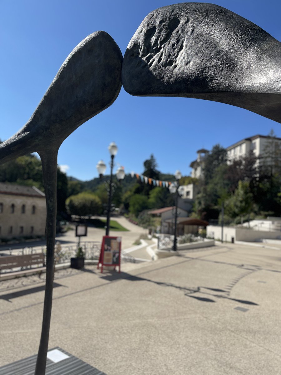👀Une surprenante sculpture est apparue sur le parvis du Théâtre ! Il s'agit de l'œuvre prêtée par l'artiste Marie-Laure Viebel, « Front contre front, ensemble »💁‍♀️Cette initiative est ancrée dans le projet municipal de créer un parcours d’art contemporain en ville, en plein air☀️