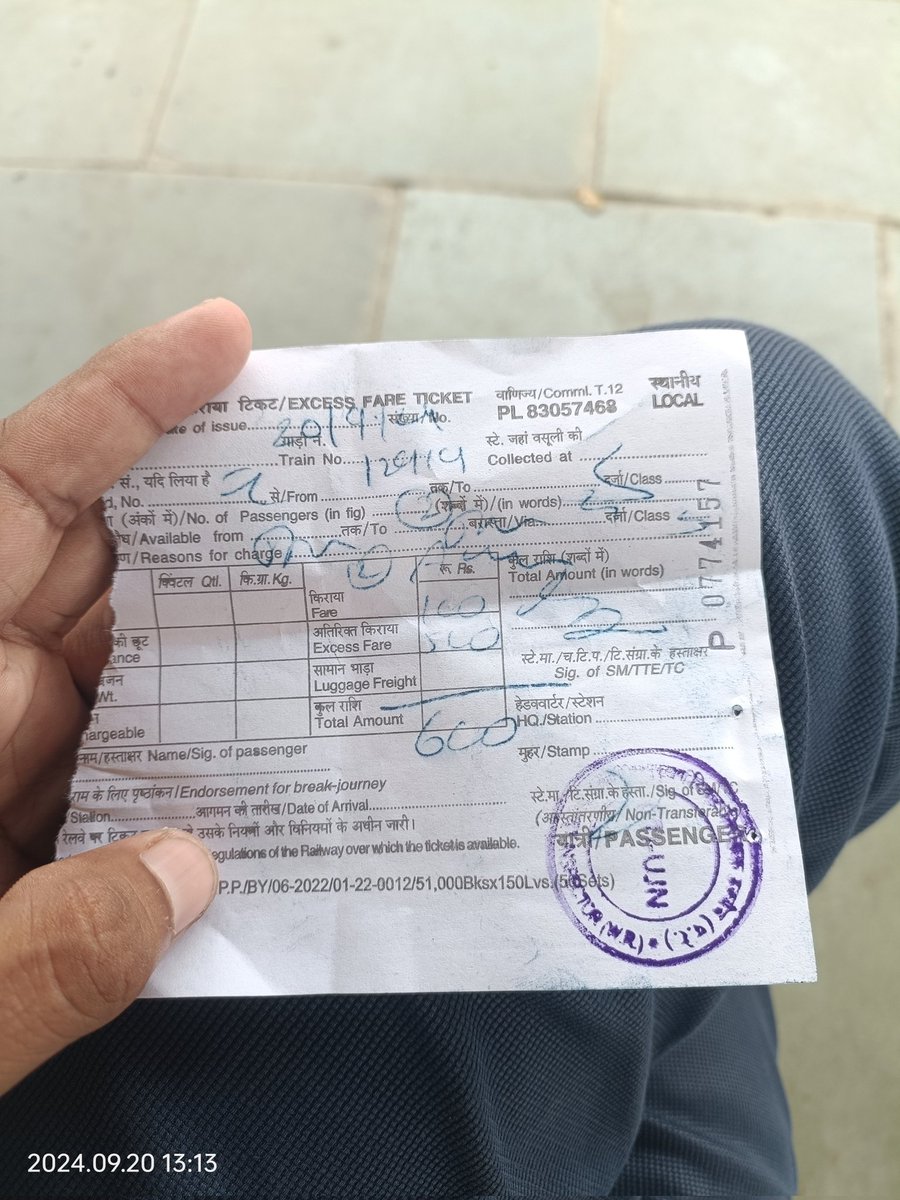 berchha1995's tweet photo. मालवा एक्सप्रेस 12919 में इंदौर से देवास तक जनरल डिब्बे में बिना ड्रेस के 2 महिला टिकिट चेकर इस प्रकार से रसीद बना रही है क्या वो रेलवे द्वारा अधिकृत है अगर नही है तो संज्ञान ले
धन्यवाद
@RailwaySeva 
@RatlamDRM 
@RailMinIndia https://t.co/g26kp0GEiF