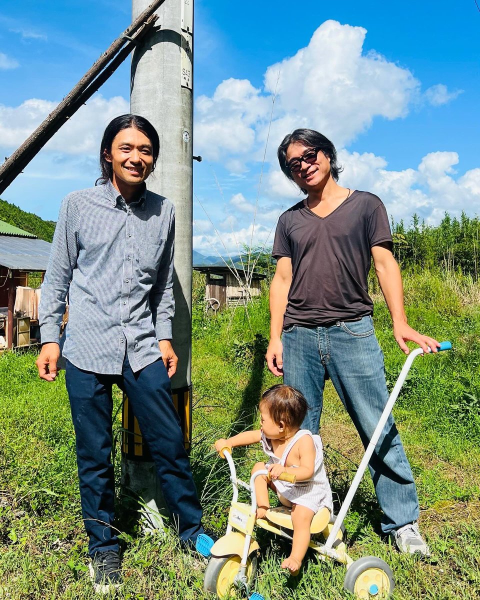 daitaiband's tweet photo. そして今日、東京でのラジオ収録から帰って来たばかりのお二人さんを捕まえて！
ラジオブースのある27階のトイレの窓からの景色を送ってくれました🤣
飛行機に乗る前に朝6時から念入りな練習を重ねる２人🌅
放送日は後日発表されるそうです！ https://t.co/MTXmQekH5j