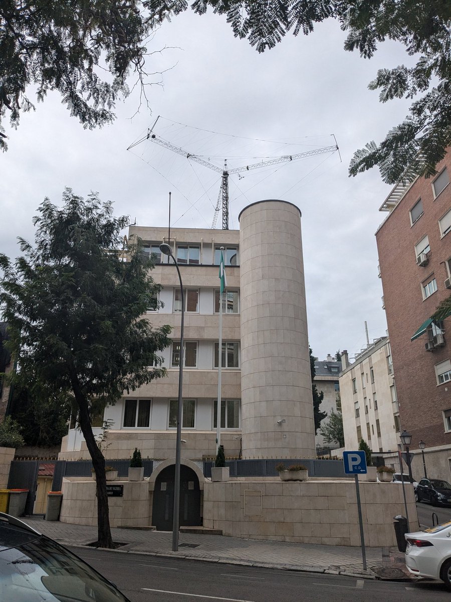 Embajada de Nigeria, casi más grande la antena que la embajada 😄