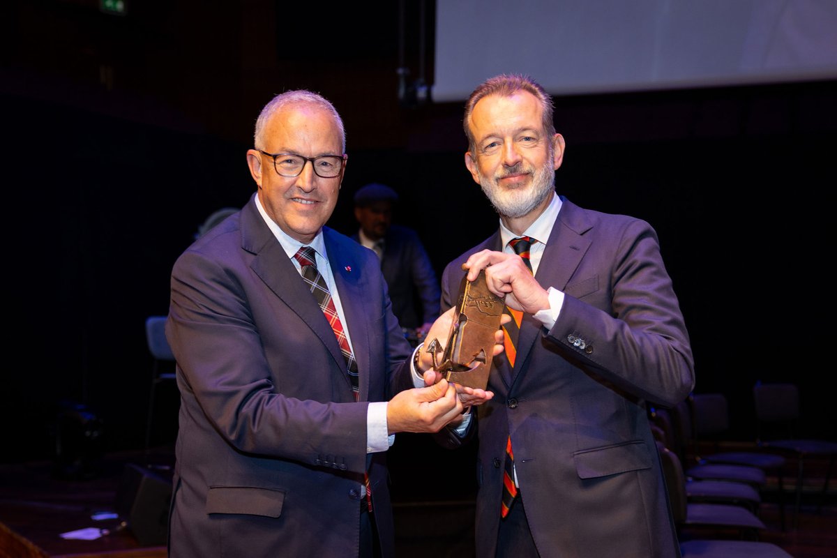 Burgemeester Ahmed Aboutaleb is onderscheiden met het Grootanker van de haven van Rotterdam, de hoogste onderscheiding van het Havenbedrijf. Als burgemeester was hij een waardig ambassadeur voor de haven. portofrotterdam.com/nl/nieuws-en-p… #portofrotterdam
