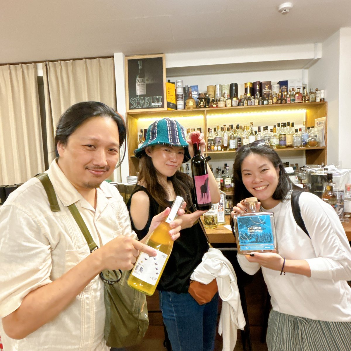 TM_WEBSHOP's tweet photo. 先ほど荒木町のBar C-Shell @barcshell 様が、Brave New Spirits 社の敏腕営業さんとともに、お立ち寄りくださいました!話が盛り上がりすぎて、1時間近く立ちっぱなしにさせて申し訳ありません🙈次はゴジラの話もしたい!忖度まみれの写真になりましたが、ありがとうございました〜✨ https://t.co/ONjAHm22CV