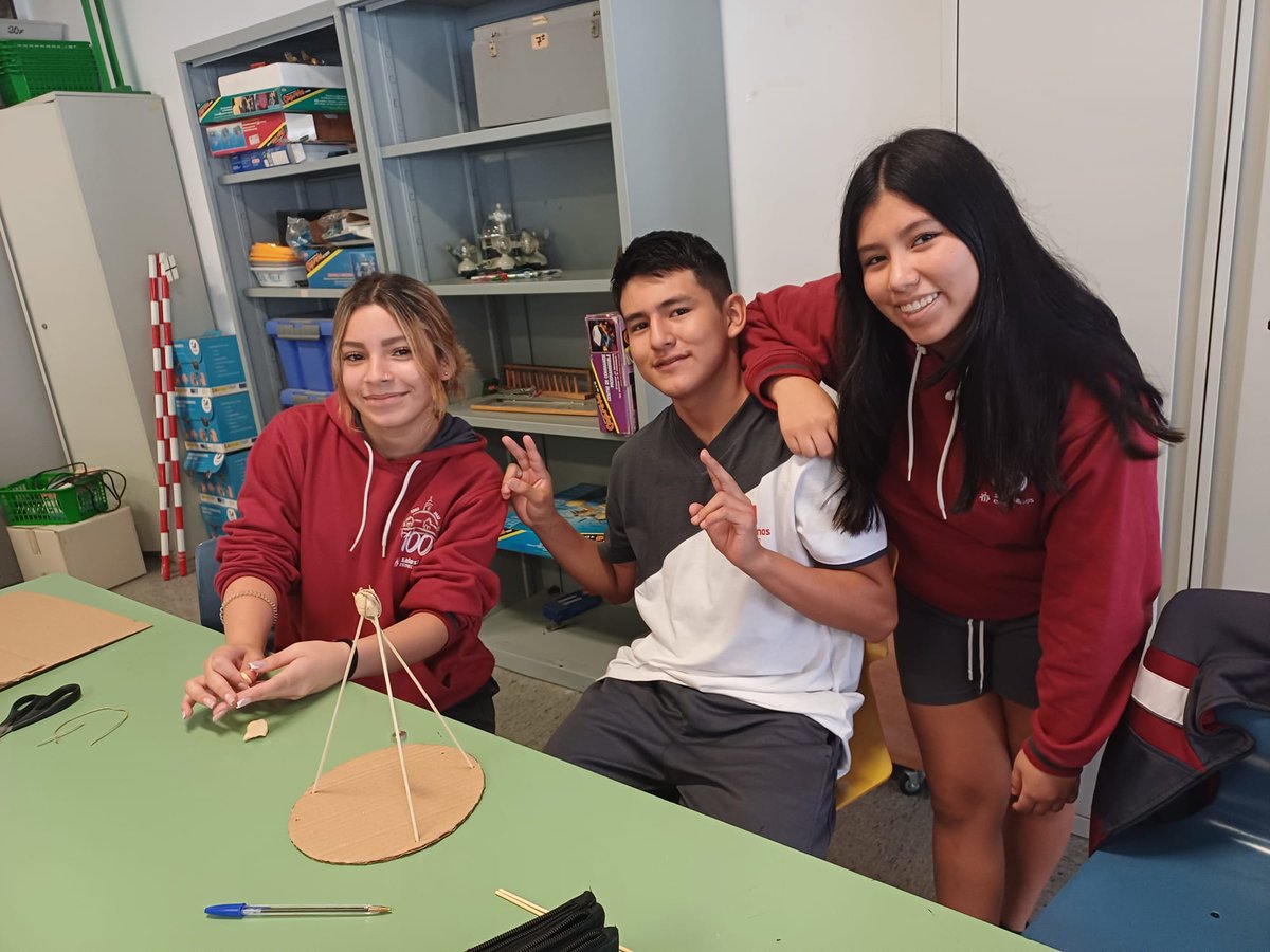 ¿Es posible demostrar que la Tierra está en rotación con un simple péndulo? Los alumnos de Proyecto de Ciencias de 3°ESO lo han comprobado esta semana haciendo su propia versión del Péndulo de Foucault.
#cienciaenelcole #aprenderasimola