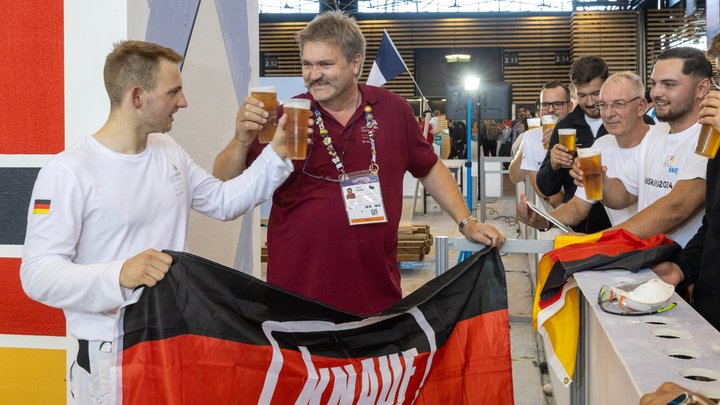MALER UND LACKIERERMEISTER (@sachondermaler) on Twitter photo Stuckateur Franz Lehnert erhält Exzellenz-Medaille bei den <a href="/worldskills2024/">WorldSkills Lyon 2024</a> - Stuckateur Franz Lehnert (21) aus Nürnberg hat sich bei den WorldSkills in Lyon in der Disziplin "Plastering and Drywall Systems" einen überzeugenden fünften Platz gesichert. shorturl.at/xSVT7 Stuckateur Franz Lehnert erhält Exzellenz-Medaille bei den <a href="/worldskills2024/">WorldSkills Lyon 2024</a> - Stuckateur Franz Lehnert (21) aus Nürnberg hat sich bei den WorldSkills in Lyon in der Disziplin "Plastering and Drywall Systems" einen überzeugenden fünften Platz gesichert. shorturl.at/xSVT7