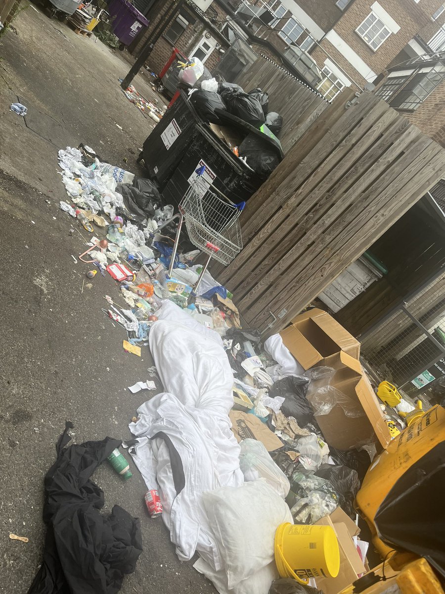 peter33266430's tweet photo. @SloughCouncil welcome to Slough so clean and beautiful https://t.co/kpZjuE5kmj