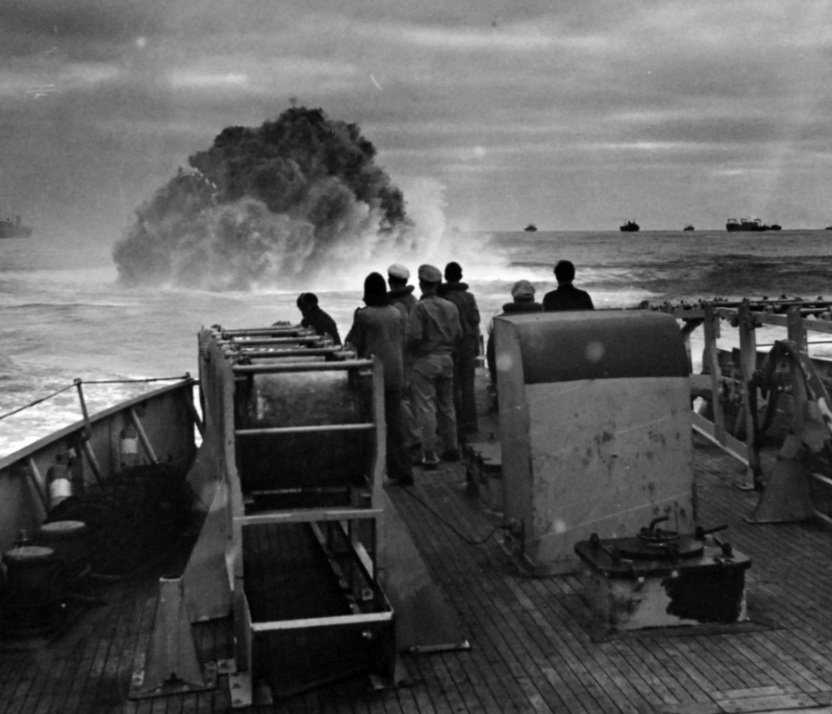 BonfieldKeith's tweet image. My 1st trip to Herts at War 🙂
Great talk by Steve Bacon @LivenHistory on #BattleOfTheAtlantic and his father-in-law, Richard Jones M.N. experiences crewing the ships on Ljubrica Matkovic &amp;amp; Luculus 🚢
We owe the Merchant Navy a great deal 🤔
#WW2 #WesternApproaches #LestWeForget