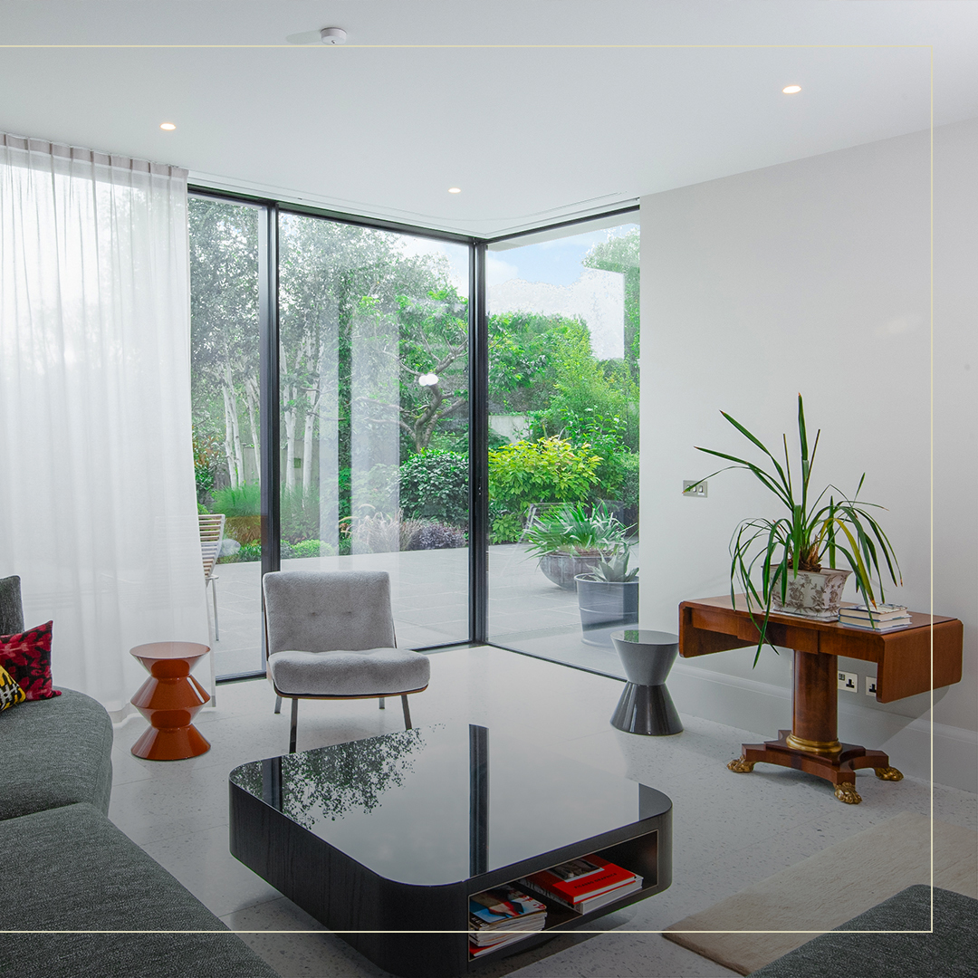 FAMILY LOUNGE

Feature glazing corner sliding doors are complemented by flush-mounted motorised curtain tracks and screen roller blinds all within Blindspace concealment products.