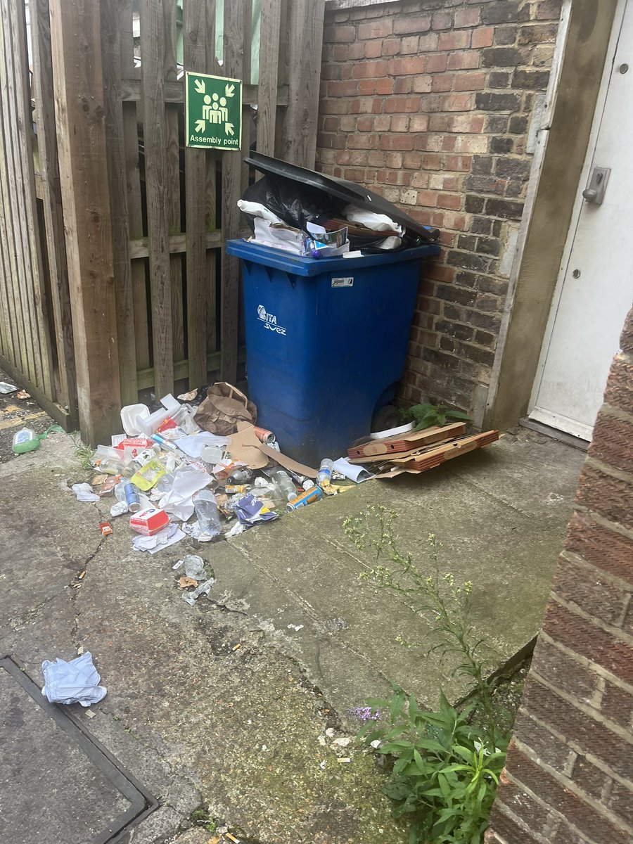 peter33266430's tweet photo. @SloughCouncil welcome to beautiful Slough Berkshire, right near Windsor what a lovely site anybody wants breakfast just come down here https://t.co/ErS6iPuArr