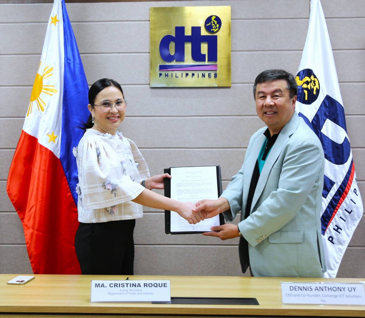 ExperienceCNVRG's tweet photo. The Department of Trade and Industry (@DtiPhilippines) has partnered with Converge ICT Solutions Inc. to bridge the digital connectivity gap for micro, small, medium, and large enterprises (MSMEs) across the Philippines, with a particular focus on reaching far-flung areas: https://t.co/NCpyM7rp4l

#LeaveNoOneBehind