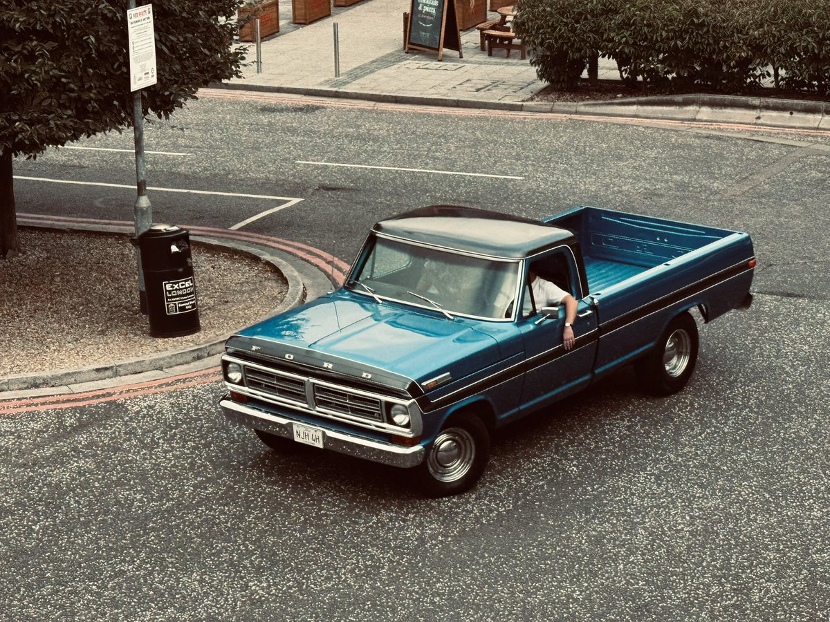 Mental 21hr day yesterday made totally worth while by capturing this gents swagger pulling into the excel… sod the Cullinans, the multiple Astons, Porsches and maybachs… I need this confidence!