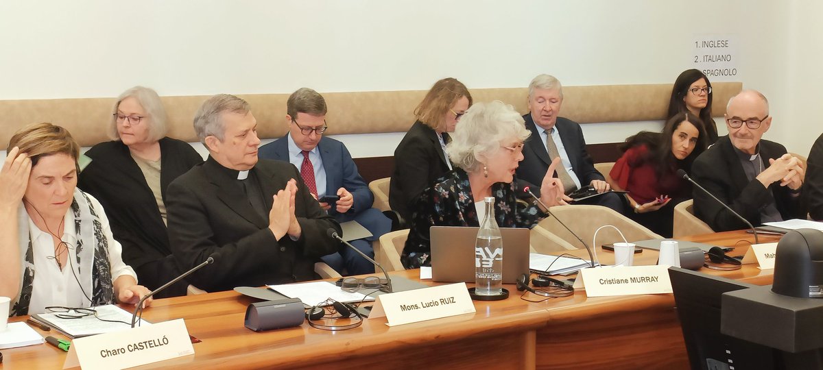 Comienza el simposio.