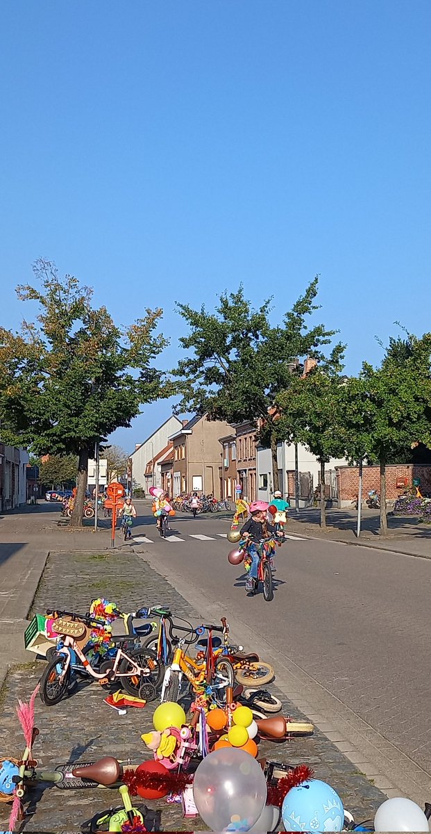 mariadebock13's tweet photo. #vrtweer #strapdag #weerfoto #nwbnlx @sabinehagedoren @DoediesZot @meteoBram @HetweerinBelgie @MeteovistaBe @weerbord @weeronline @BuienradarBE Doorslaar, 10.10u https://t.co/nfe7K7sd5a