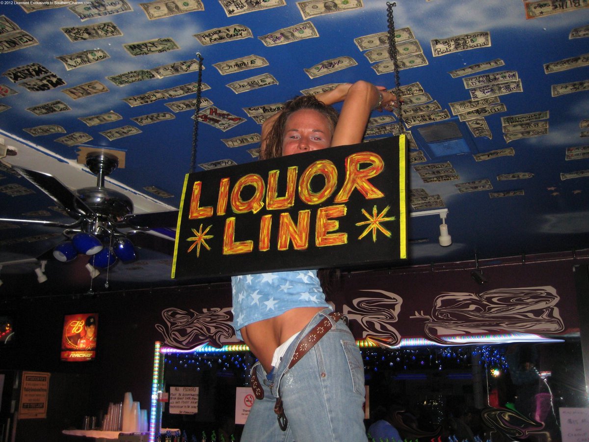 Two steppin’ on the table she don’t need a dance floor 😋 just obsessed with this song ❤️