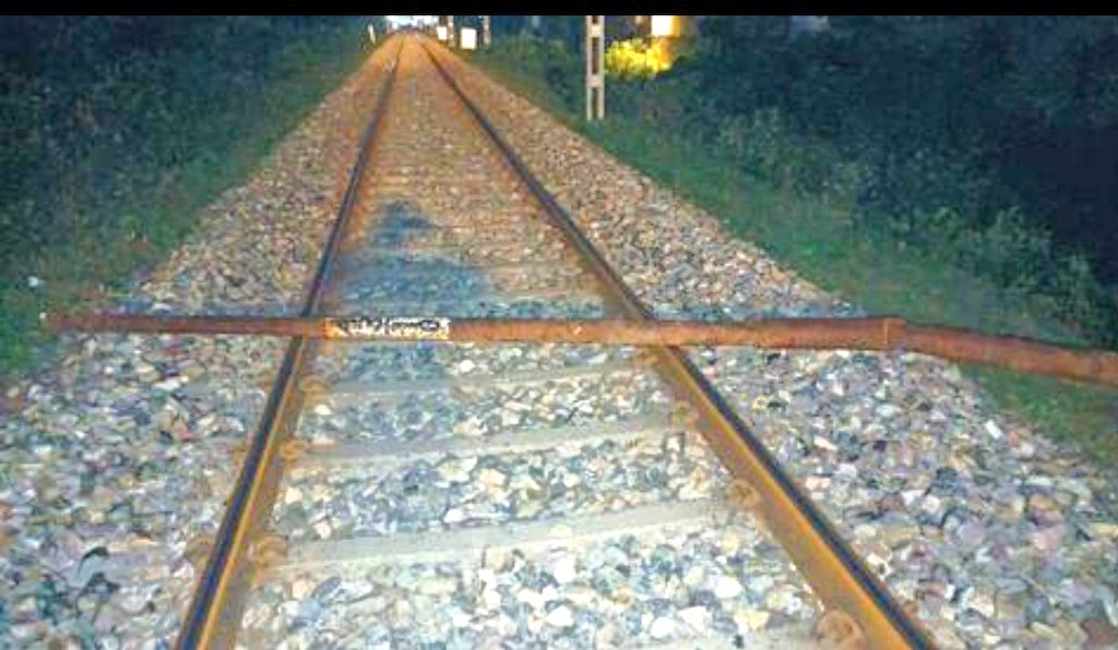 #रामपुर ट्रेन पलटाने की साजिश का खुलासा

कट्टरपंथियों की बड़ी साजिश के तहत रेलवे लाइन पर टेलीकॉम का 7 मीटर लंबा खंभा मिला।

देहरादून एक्सप्रेस ट्रेन के लोको पायलट ने इमरजेंसी ब्रेक लगाने से बड़ा हादसा टला

GRP और पुलिस-प्रशासन मौके पर
<a href="/NirbhayNewTimes/">NIRBHAY NEW TIMES NEWS</a> 
<a href="/RailMinIndia/">Ministry of Railways</a> 
<a href="/Uppolice/">UP POLICE</a>