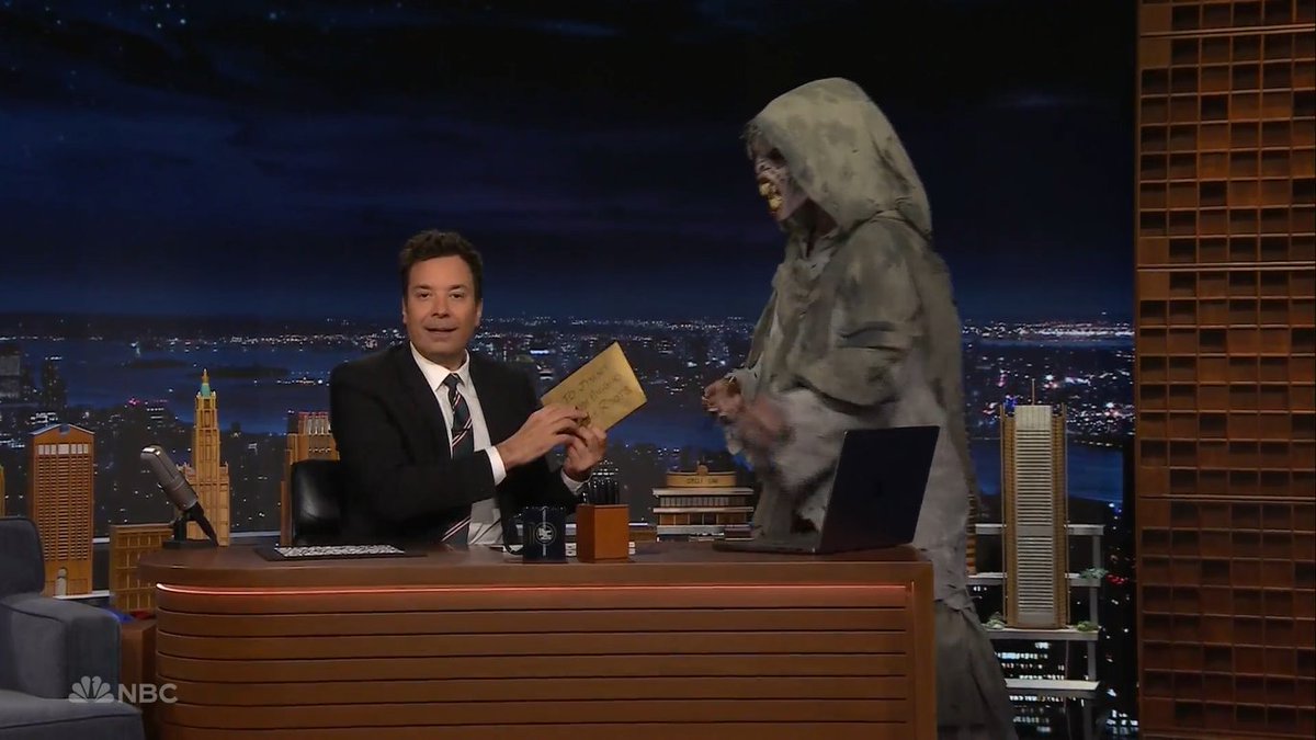 joseramonmarmtz's tweet photo. This time the #Tonightmares creature didn't kill @jimmyfallon, it gave him a message from @theroots and @higbones!
#FallonTonight #FallonIs50 https://t.co/kCcOAf58rt
