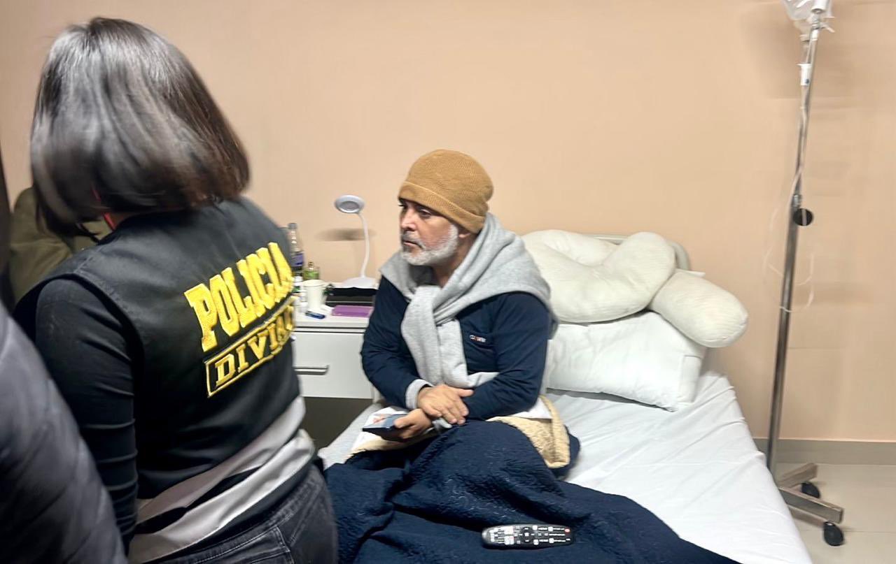 Andrés Hurtado. Sentaado en la cama de su habitacióin  antes de caer a manos de la PNP.