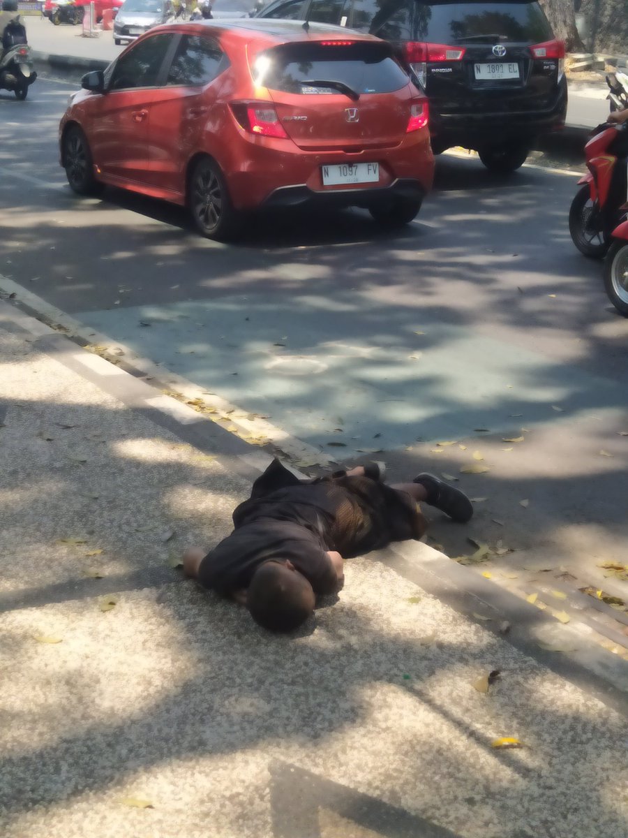 nooriessteven's tweet photo. Ada orang pingsan ato tidur ini drtd didepan SD Sang timur.. Mungkin ada yg bs bantu. @infomalang @yusufgunawan https://t.co/9mMy7bxDYW