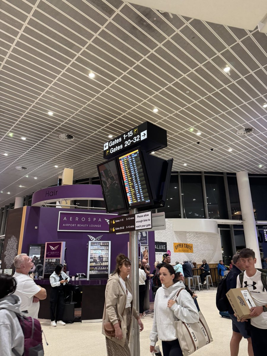 tomwebber's tweet photo. Summer is nearly over @manairport… might wanna fix this before the busy holiday period… oh wait. https://t.co/EUDfPru0M2