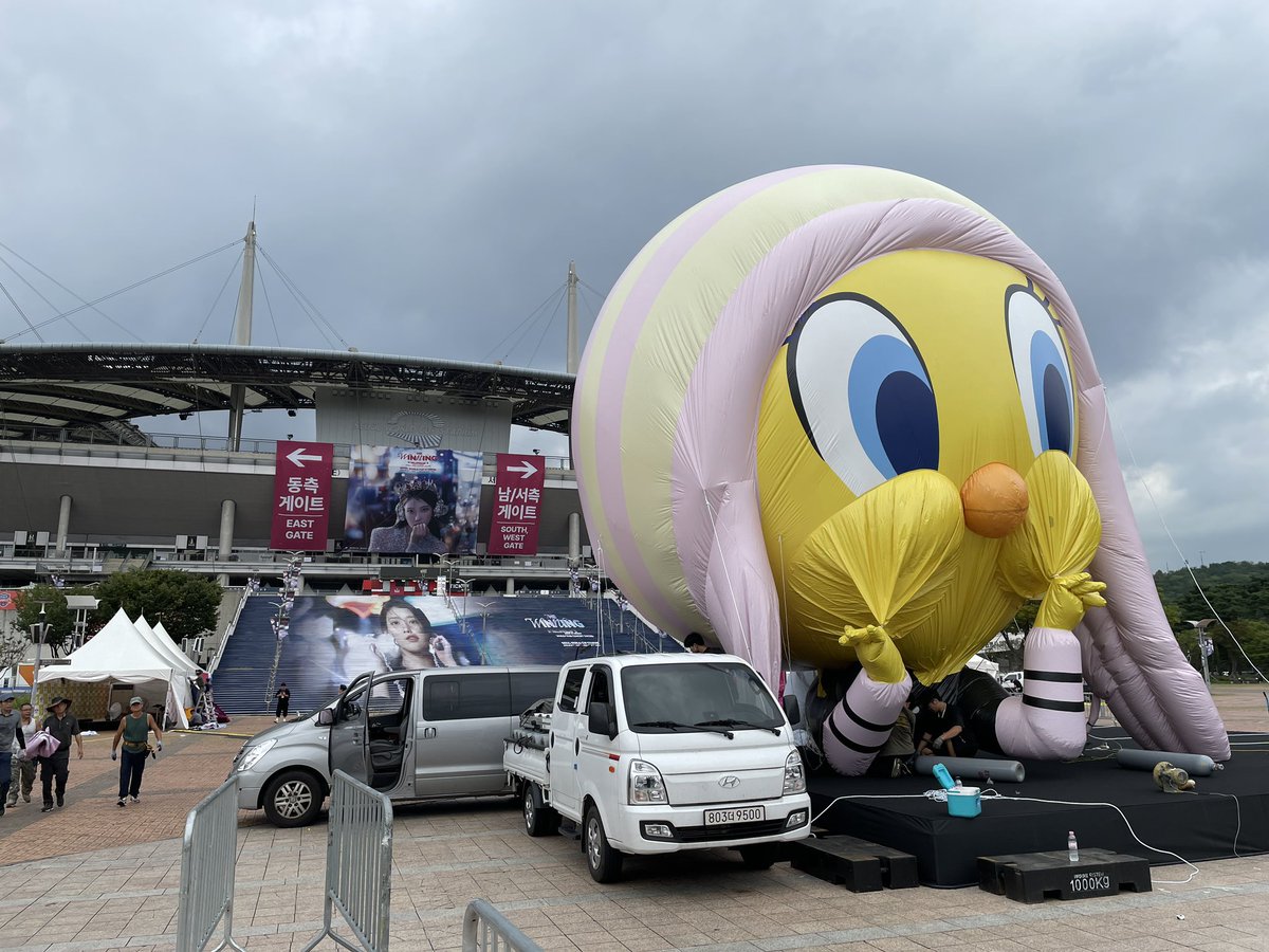 babiejieun's tweet image. the scale is CRAZY 🙀

IU’s HEREH encore concert will definitely be one for the history books