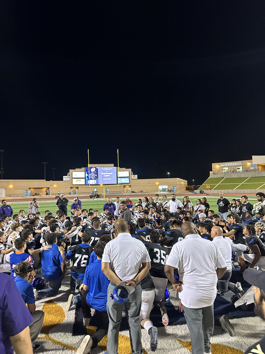 sebastianpn8's tweet image. Football took the back seat tonight. 

A great showing of kinship between these two competitors. 

#forever22
#FFN600
@600espnelpaso 
@AdrianBroaddus