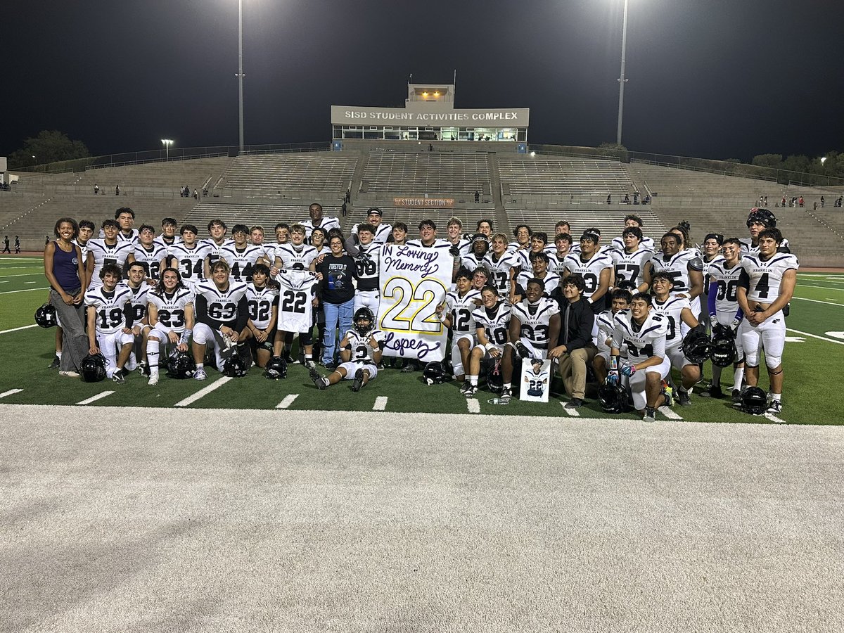 sebastianpn8's tweet image. Football took the back seat tonight. 

A great showing of kinship between these two competitors. 

#forever22
#FFN600
@600espnelpaso 
@AdrianBroaddus