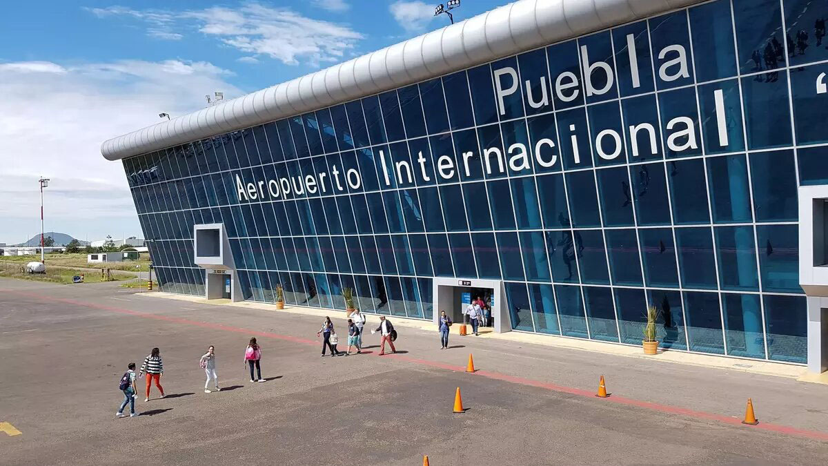 CholuLove's tweet photo. 🚨 El Aeropuerto Internacional Hermanos Serdán en Puebla ha suspendido operaciones de despegue y aterrizaje debido a un banco de niebla. La suspensión afecta vuelos a otros destinos. Se recomienda a los pasajeros consultar el estatus de sus vuelos. ✈️

https://t.co/HIUTk1Llpa https://t.co/fyKzhcO52v