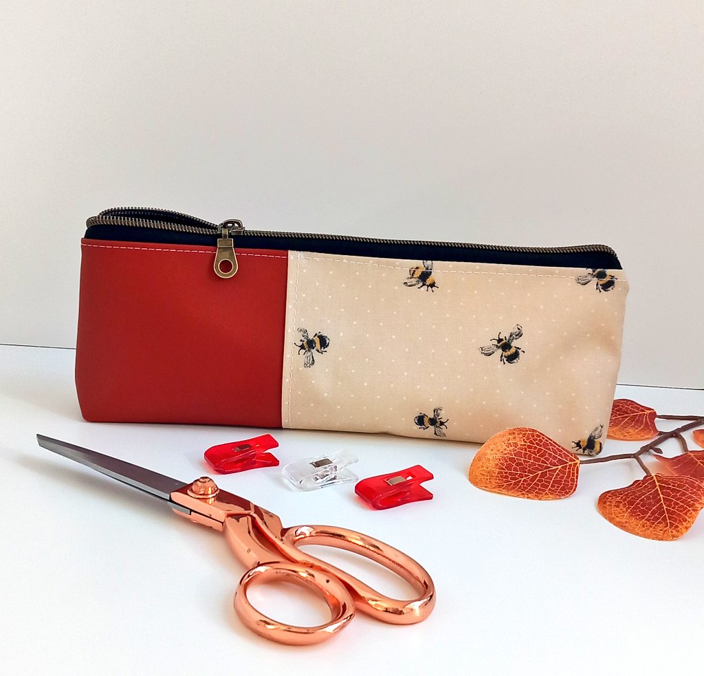 Morning #EarlyBiz I'm loving the autumnal colours of this cute bee 🐝 bag. It's the perfect gift for a bee lover 💓
#MHHSBD #cwordseptember 

Cosimas.co.uk