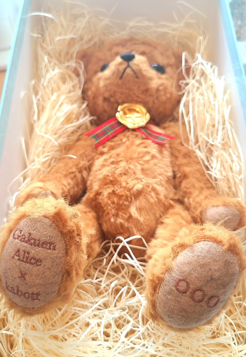 kobutar's tweet photo. kabottさん #学園アリス コラボの
テディベアのリニューアル版の
作者見本ベア届きました🧸✨
うわあああ✨ベアそのものとしか
いいようのないベア✨
思わず握手してしまった🤝
kabottさん一体一体精魂込めて
作って下さり本当に
有難うございます🐻✨
シリアルナンバーがリニュ版も
000で嬉しい✨ https://t.co/ALLlfLrzMr