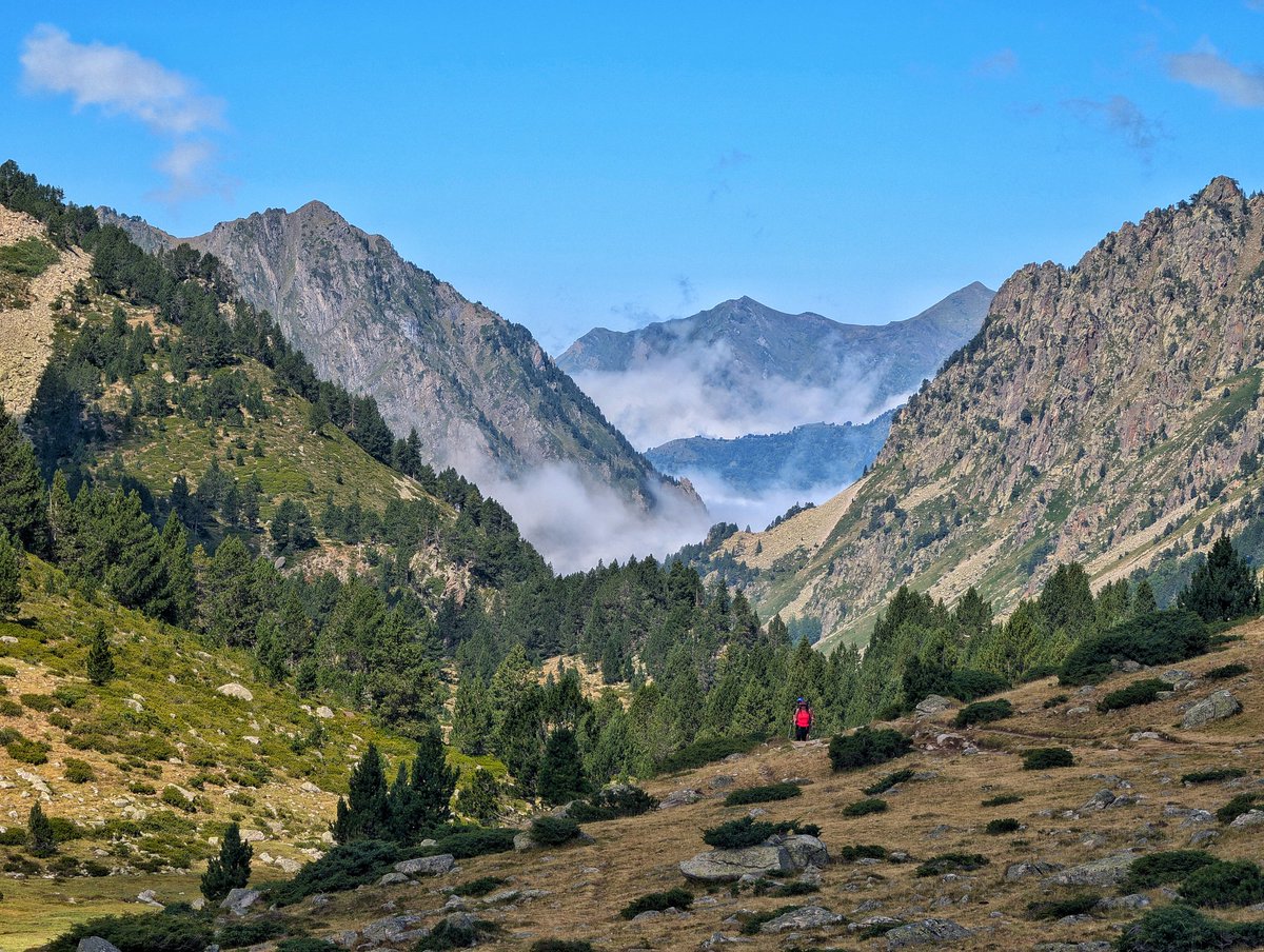 La montaña te espera. ¿Estás listo para conquistar nuevos picos y crear recuerdos inolvidables?
.
📍Aygues Cluses
#pirineos #montaña #semderismo #aventura #BeAdventurer